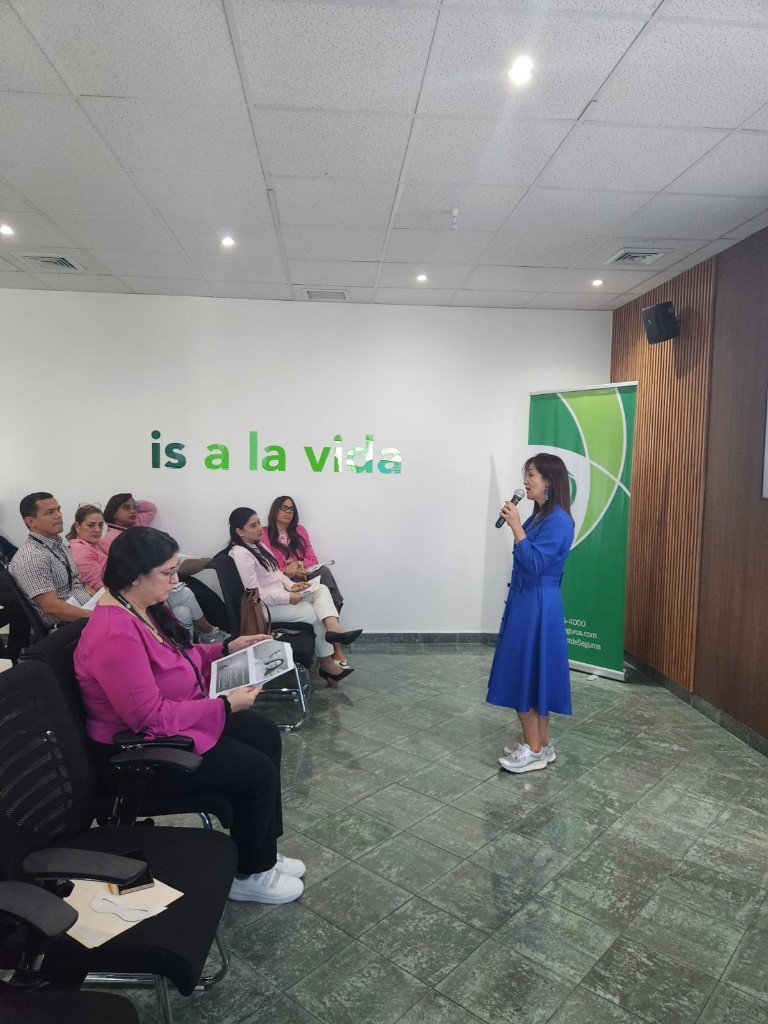 Mireya Escobar en taller con participantes