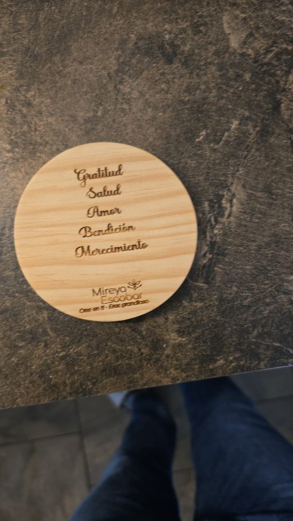 Energizador de agua circular de madera grabado con gratitud, salud, amor, bendición y merecimiento, lema Cree en ti eres grandioso, marca Mireya Escobar
